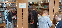 Uczniowie SP 7 w Filii nr 1 Miejskiej Biblioteki Publicznej w Giżycku